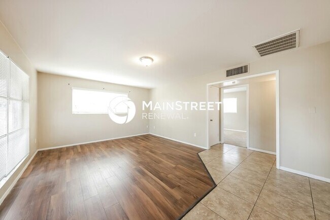Building Photo - 2 Bedroom Pet-Friendly Home in Phoenix, AZ with Main Street Renewal