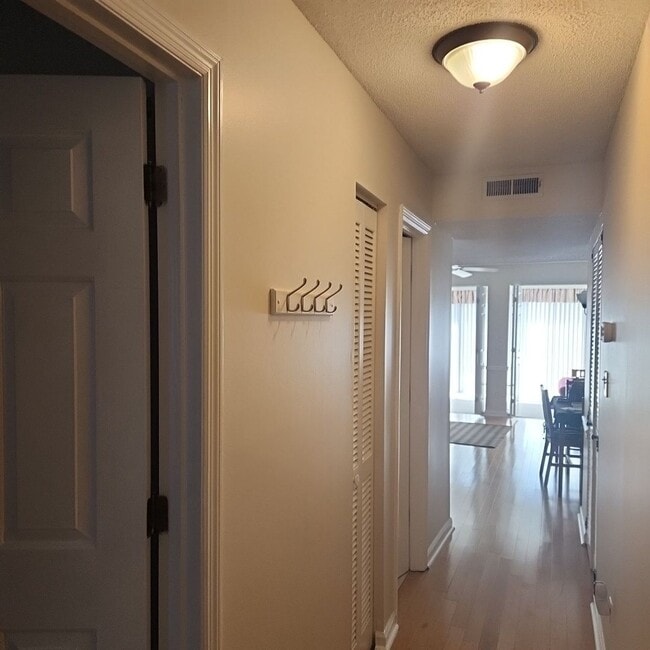 Building Photo - Villas on the Green