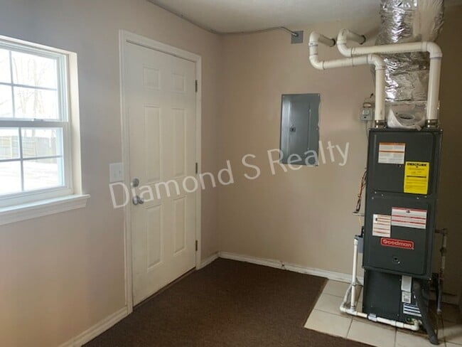 Building Photo - 3 Bedrooms / 1 Bath!  Cute and Charming Home Available Early May!