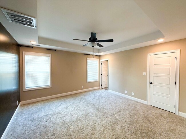 Building Photo - 3 Bedroom 2 Bathroom Home!