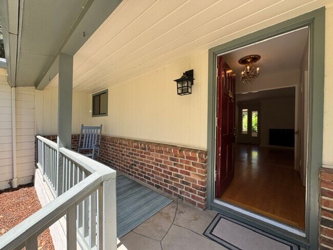 Building Photo - Fabulous single level Lafayette home nestled at the end of a tree-lined drive.
