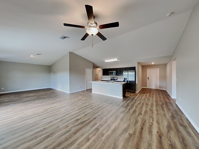 Building Photo - 515 SW 21St Ln