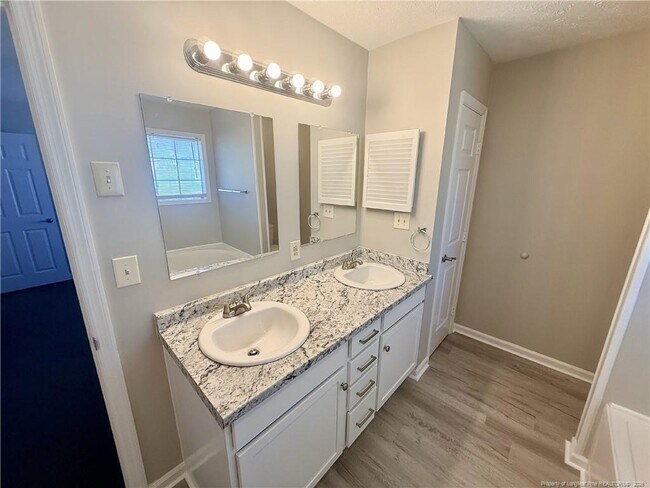 Building Photo - 224 Waterdown Dr