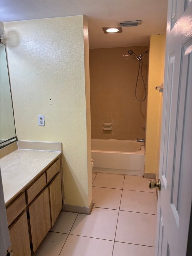 Building Photo - Charming 2BR Condo in Clearwater