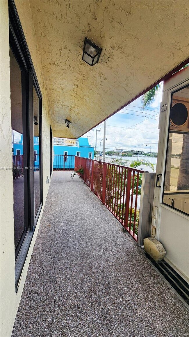 Building Photo - 513 S Ocean Dr