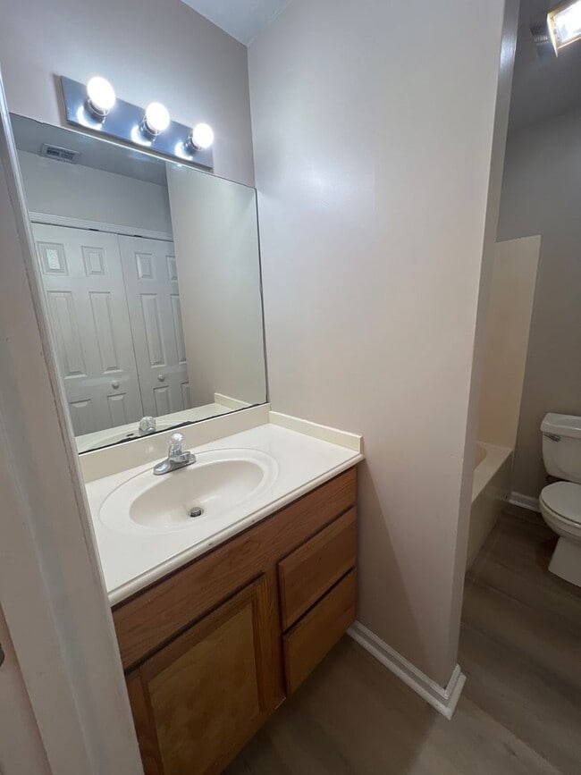 Building Photo - 2 bedroom 2 bath Duplex for lease right off common street