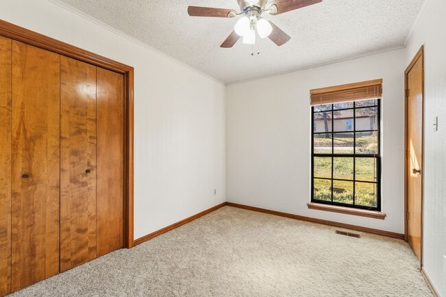 Building Photo - Beautiful 3 Bed / 2 Bath Home in Fort Smith (0.73 Acre Lot)