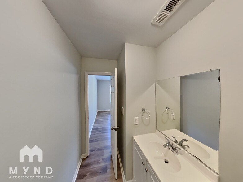 Building Photo - 829 Woodland Ln
