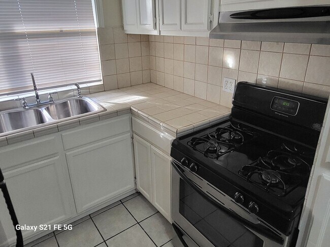 Building Photo - 2100 Cabrillo Ave