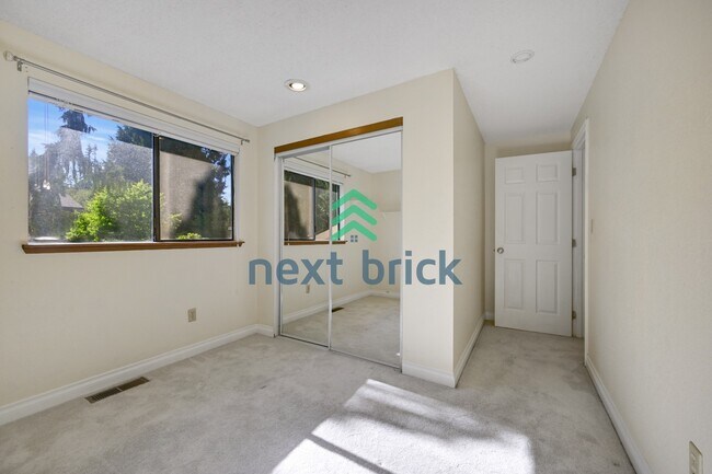 Building Photo - "Spacious 5-Bed Gem with 2.5 Baths in Prime Redmond Location!"
