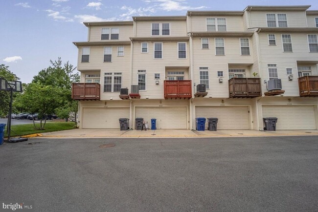 Building Photo - 2737 Manhattan Pl