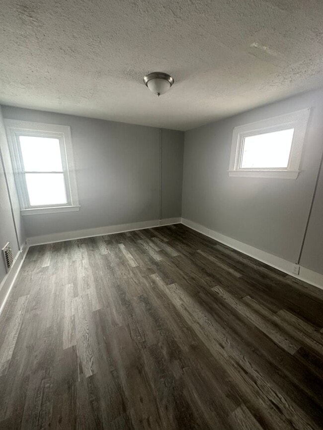 Building Photo - 4bd Single Lakeshore Blvd Area Section 8