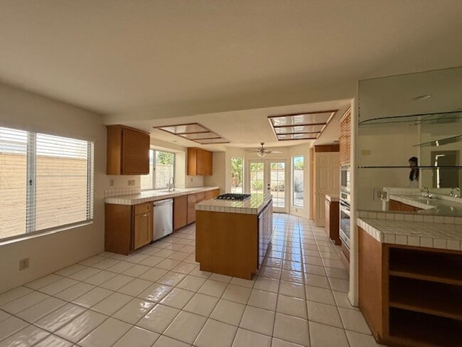 Building Photo - Spacious Home in Tustin with Main Floor Be...