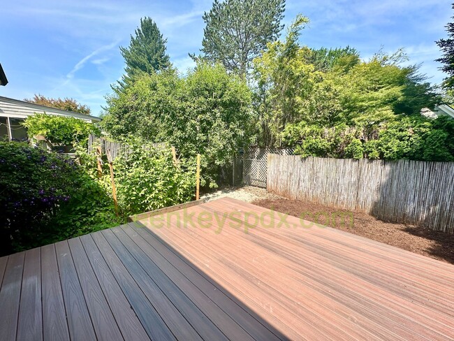 Building Photo - 3-Bedroom, 2-Bathroom House with Attached ...