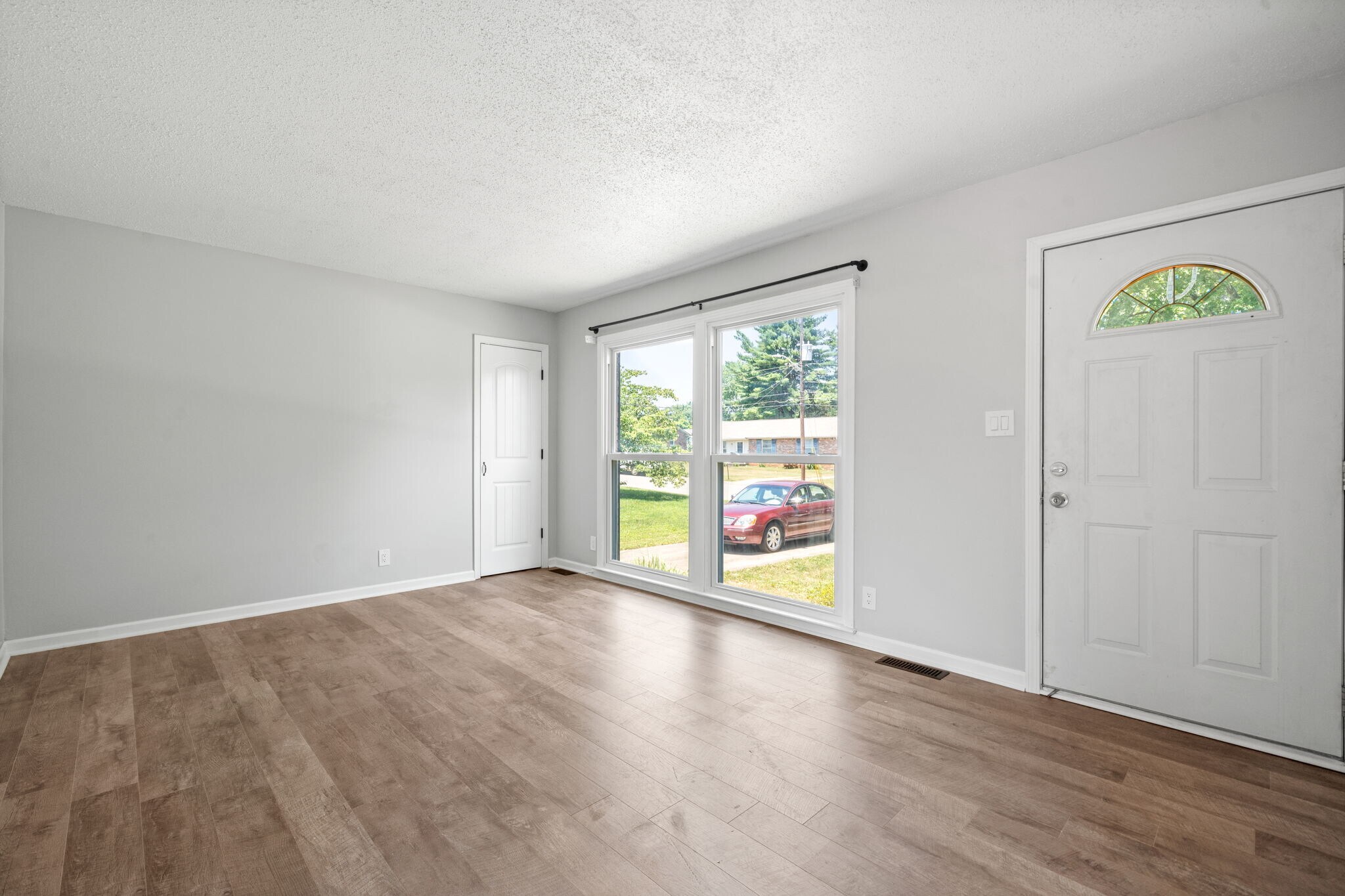 Building Photo - 208 Aster Dr
