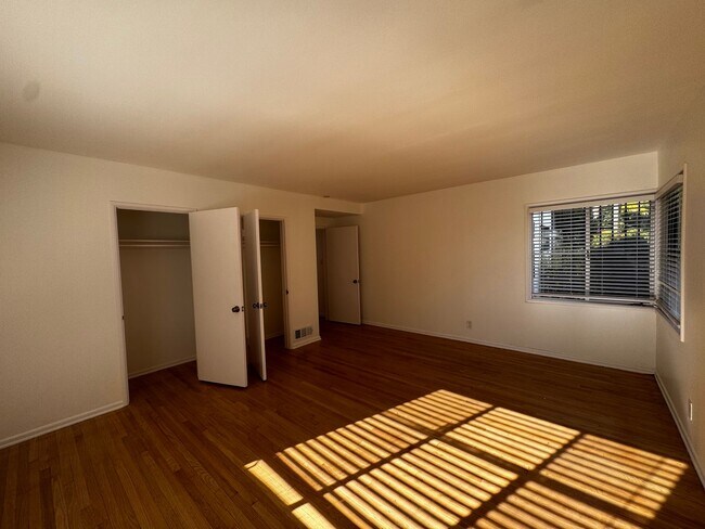 Building Photo - SPACIOUS 3 BEDROOM 2.5 BATH IN THE HEART OF LOS FELIZ