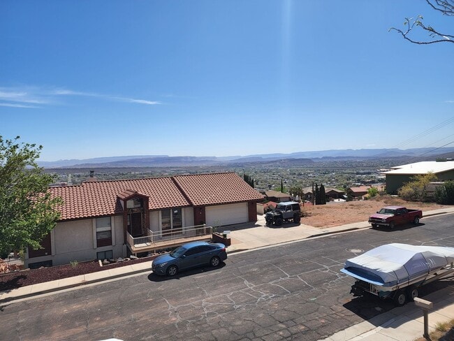 Building Photo - 3 bed 3 bath home - Located just below The...