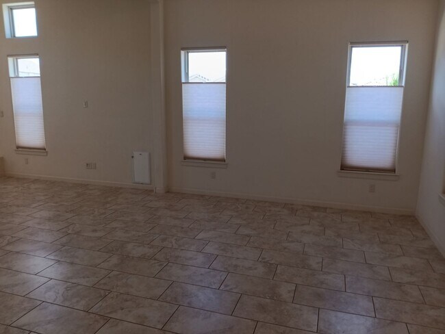Building Photo - Stunning 4 bedroom, 3.5 bathroom home! Sho...