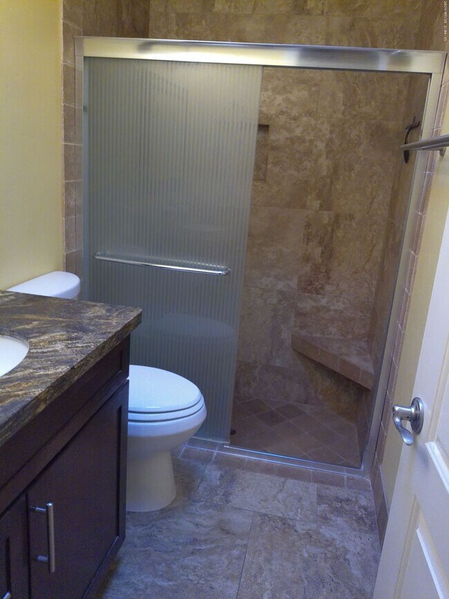 Building Photo - Charming Golf Course Condo for Rent – Residential Estates
