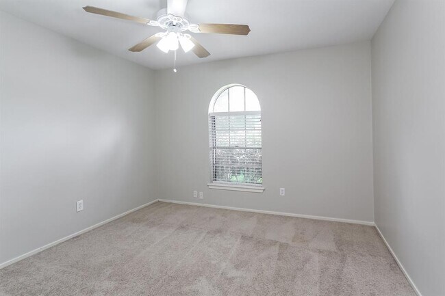 Building Photo - 2703 Wood River Rd