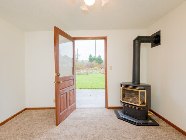 Building Photo - Adorable 2-bdrm/2-bath barn conversion home off River Road—Rural feel, close to everything