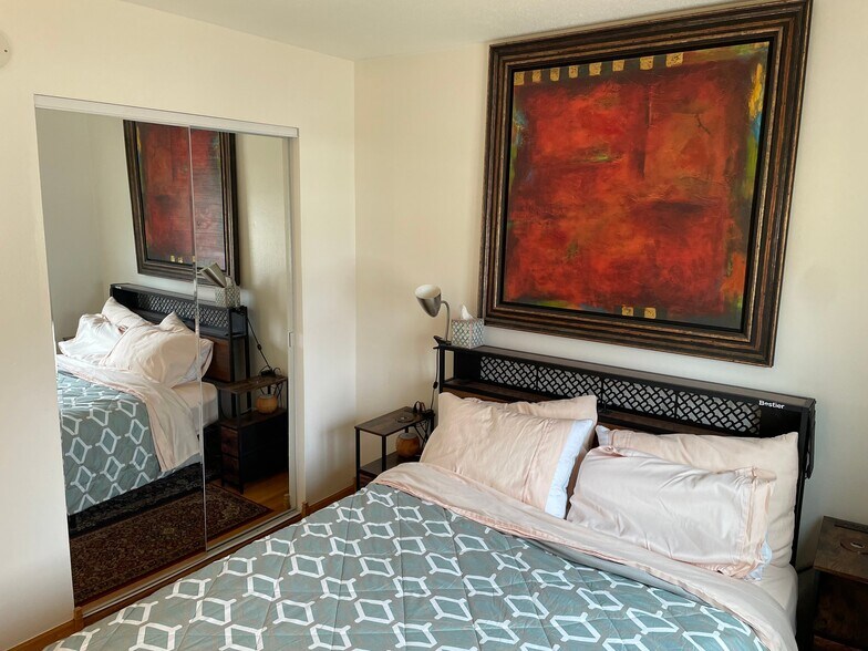 Building Photo - 8017 33rd Pl N