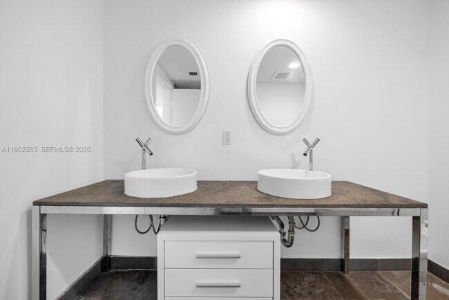 Building Photo - 495 Brickell Ave