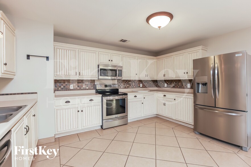 Building Photo - 3438 Columbia Dr