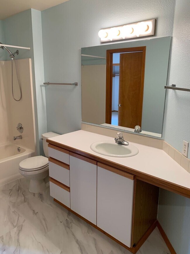 Building Photo - Well maintained 3 bed 2 bath rambler home in quiet Zenith neighborhood in Des Moines