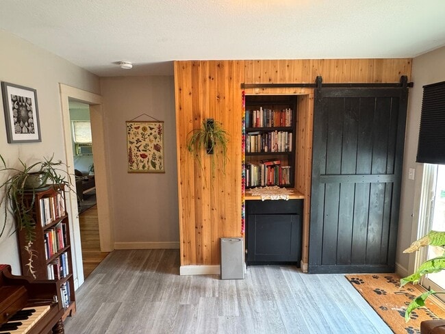 Building Photo - Beautifully Maintained 2 Bedroom Single Fa...