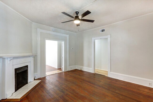Building Photo - Renovated Two Bedroom Aprtment