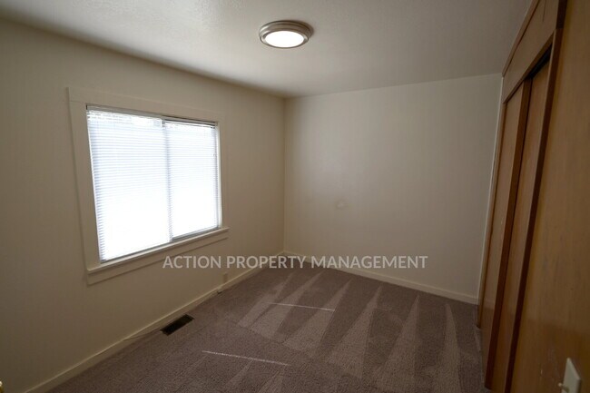Building Photo - 3 bed 1 bath home in Port Angeles