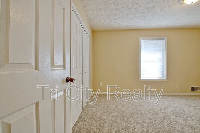 Building Photo - 220 Meadowbrook Ct