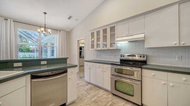 Building Photo - 4-Bedroom Home with Pool in Eastlake Commu...