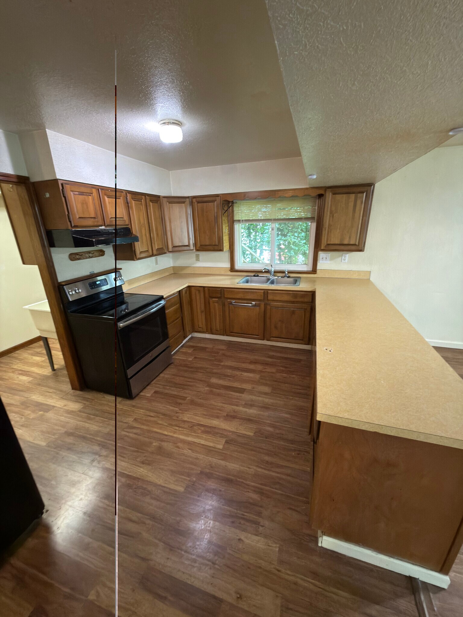 Building Photo - 2547 NE Holmes Rd