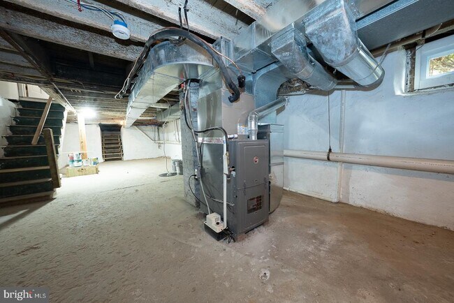 Building Photo - 717 Miller St