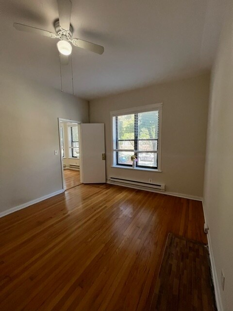 Building Photo - 917 W Waveland Ave
