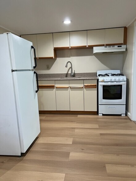 Kitchen - 10 Montrose Ave