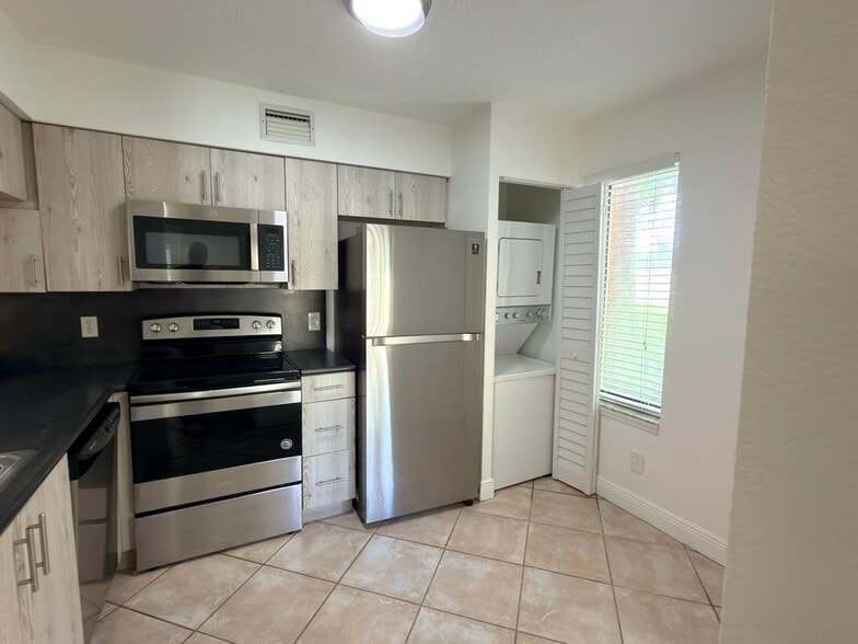 Building Photo - 1025 Coral Club Dr