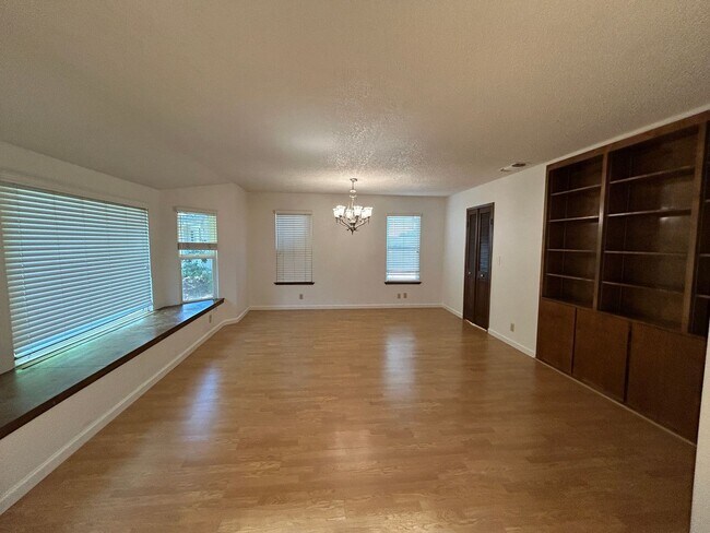Building Photo - Custom Home!