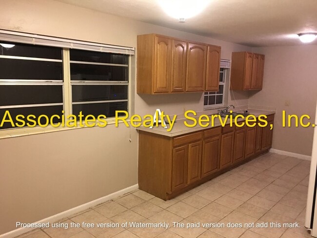 Building Photo - 3 bed 1 bath in the SE