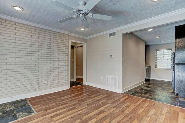 Building Photo - 1501 Hyde Park Blvd