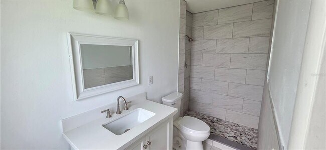 Building Photo - 410 S Oakwood Ave
