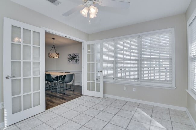 Building Photo - 2044 Lillian Dr