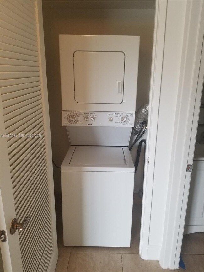 Building Photo - 9150 Fontainebleau Blvd