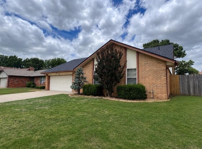 Building Photo - 521 Cypress Dr