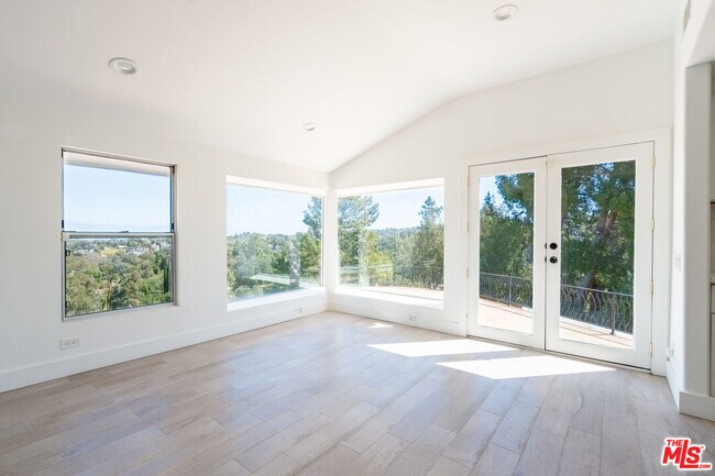 Building Photo - 5026 Medina Rd