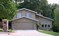 Building Photo - Large Home in Bellevue for Rent