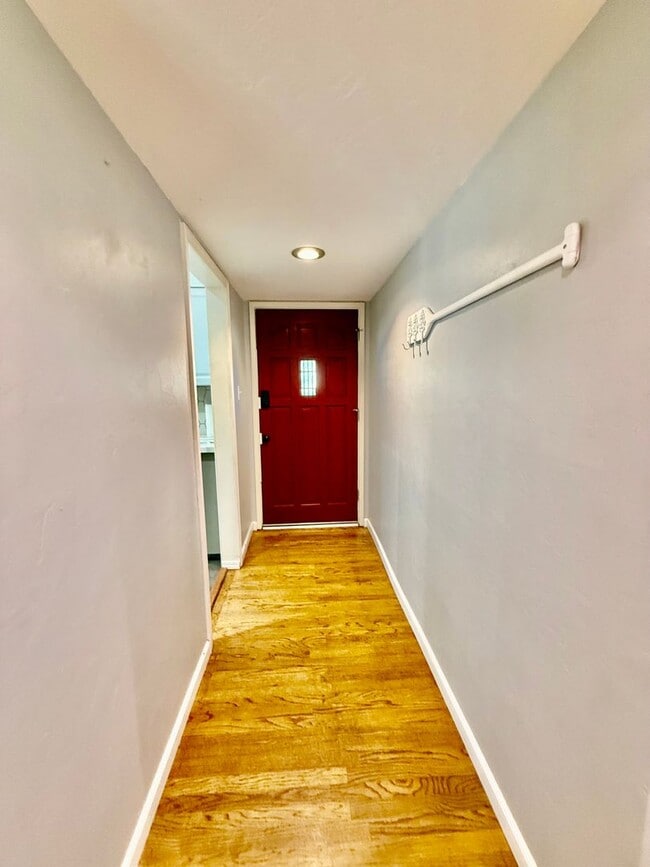 Building Photo - Great home available NOW