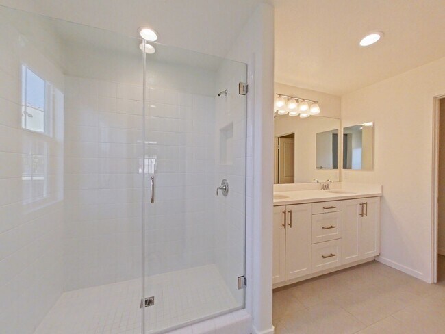 Building Photo - Los Alamitos Condo - 3 Bedroom / 2.5 Bathr...